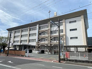 伊勢市役所まで車で8分