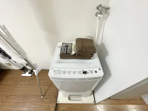 【洗濯機画像】ホテルと違い洗濯機がある生活は良いですね♪7日以上の利用なら草津駅前(滋賀)ウィークリーマンションをご利用下さい★洗濯洗剤も完備‼
