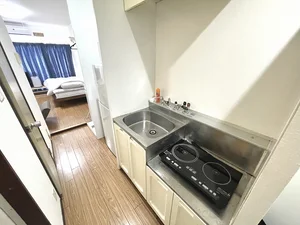 キッチンには冷蔵庫、ケトル、炊飯器、調理器具を完備。ホテルと違い自炊できるのでで長期ご利用のお客様でも安心ですね！草津駅前(滋賀)ウィークリーマンションの強みです♪