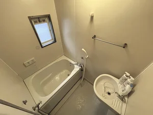 バスルーム画像です♪草津駅前(滋賀)ウィークリーマンションでは、お風呂用の桶もあるのでごゆっくりと快適にご利用いただけます★