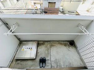 洗濯竿・スリッパ備え付☆入居中洗濯もできるので、コインランドリーに行かなくても大丈夫☆☆