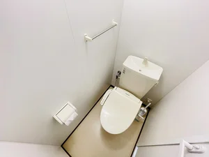 ウォシュレットつきのトイレです。老若男女皆様に安心してご利用いただけますね☆トイレにもトイレ用洗剤とトイレ用ブラシをご用意しておりますので長期ご利用の場合の気になる汚れなどもお掃除して頂けます＾