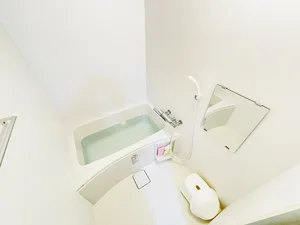 バストイレは別♪バスルームには風呂桶・風呂イス・風呂用洗剤・スポンジをご用意しておりますのでぜひご活用ください！