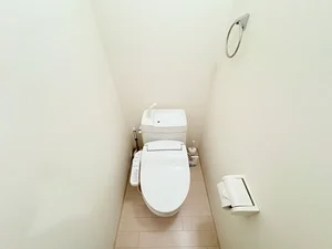 ウォシュレットつきのトイレです。老若男女皆様に安心してご利用いただけますね☆トイレにもトイレ用洗剤とトイレ用ブラシをご用意しておりますので長期ご利用の場合の気になる汚れなどもお掃除して頂けます＾＾