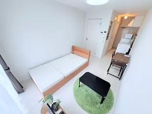 デスク＆チェア、電気スタンドも付いています♪