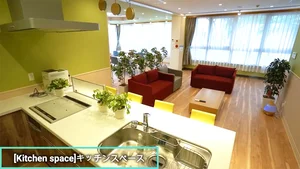 共有部には大きいキッチンもご用意しております。