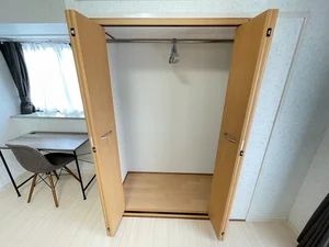 収納スペースも広く、長期滞在でも安心！！嬉しいポール付☆☆