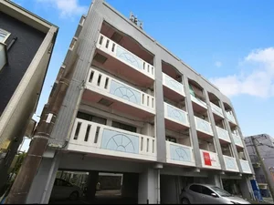 敷地内にて駐車場利用可能で宮崎郊外に車移動もラクラク! 敷地内駐車場(高さ1,830 幅1,880 長さ3,450)