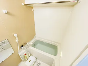 バストイレは別♪バスルームには風呂桶・風呂イス・風呂用洗剤・スポンジをご用意しておりますのでぜひご活用ください！浴室乾燥機付！