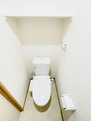 ウォシュレットつきのトイレです。老若男女皆様に安心してご利用いただけますね☆トイレにもトイレ用洗剤とトイレ用ブラシをご用意しておりますので長期ご利用の場合の気になる汚れなどもお掃除して頂けます＾＾