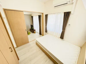 セミダブルのベッドです！１ＬＤＫの間取りなのでゆったりと過ごせます♪