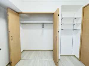 収納スペースも広く、長期滞在でも安心！！嬉しいポール付☆☆