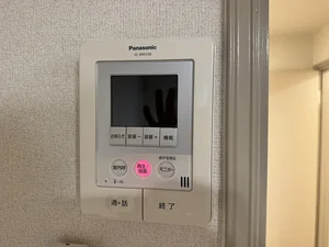 来客を映像で確認できるTVモニター付インターホンを完備。非対面での確認が可能なため、女性の単身利用や初めての土地での滞在における心理的ハードルを劇的に下げます。給湯スイッチの操作パネルも一箇所に集約され、直感的な操作が可能です。