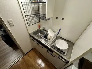 火災リスクを最小限に抑えるIHコンロを採用。フラットな天板は清掃性に優れ、入居期間中のメンテナンス工数を削減します。コンパクトながら機能的にまとめられたキッチンは、外食中心の層から自炊派まで幅広くカバーする、マンスリーマンションの標準仕様を超えた利便性を提供します。