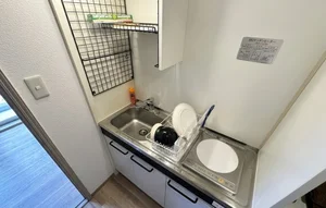 お手入れ簡単なIHコンロを採用。近隣のイオンモールで新鮮な食材を買い出しし、栄養バランスを考えた自炊生活が今日から始められます。