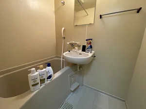 バストイレ別!トイレはなんとウォシュレット付き!トイレットペーパーやトイレブラシ等、他では置いてない備品も沢山ございますので短期~長期でお住まいの方にも「あったら助かるものが多い」と大変ご好評いただいております。