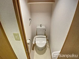 ウォシュレットつきのトイレです。老若男女皆様に安心してご利用いただけますね☆トイレにもトイレ用洗剤とトイレ用ブラシをご用意しておりますので長期ご利用の場合の気になる汚れなどもお掃除して頂けます^^
