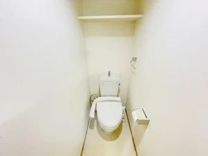 ウォシュレットつきのトイレです。老若男女皆様に安心してご利用いただけますね☆トイレにもトイレ用洗剤とトイレ用ブラシをご用意しておりますので長期ご利用の場合の気になる汚れなどもお掃除して頂けます＾＾