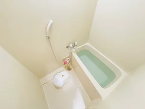 バストイレは別♪バスルームには風呂桶・風呂イス・風呂用洗剤・スポンジをご用意しておりますのでぜひご活用ください！