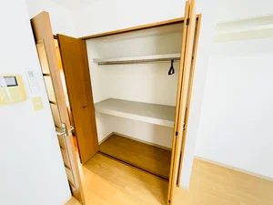 収納スペースも充実しており、嬉しいポール付☆☆