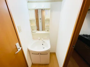 嬉しい独立洗面台付★☆忙しい朝でも余裕をもって身だしなみが整えることができます♪