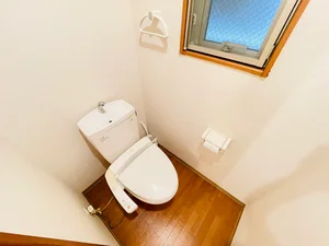 ウォシュレットつきのトイレです。老若男女皆様に安心してご利用いただけますね☆トイレにもトイレ用洗剤とトイレ用ブラシをご用意しておりますので長期ご利用の場合の気になる汚れなどもお掃除して頂けます＾＾