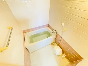 バストイレは別♪バスルームには風呂桶・風呂イス・風呂用洗剤・スポンジをご用意しておりますのでぜひご活用ください！