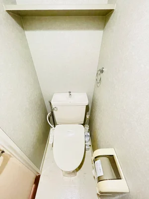 ウォシュレットつきのトイレです。老若男女皆様に安心してご利用いただけますね☆トイレにもトイレ用洗剤とトイレ用ブラシをご用意しておりますので長期ご利用の場合の気になる汚れなどもお掃除して頂けます