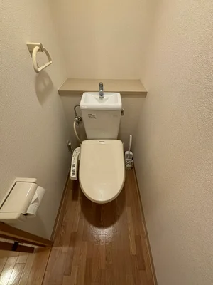 ウォシュレットつきのトイレです。老若男女皆様に安心してご利用いただけますね☆トイレにもトイレ用洗剤とトイレ用ブラシをご用意しておりますので長期ご利用の場合の気になる汚れなどもお掃除して頂けます＾＾