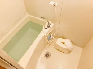 バストイレは別♪バスルームには風呂桶・風呂イス・風呂用洗剤・スポンジをご用意しておりますのでぜひご活用ください！