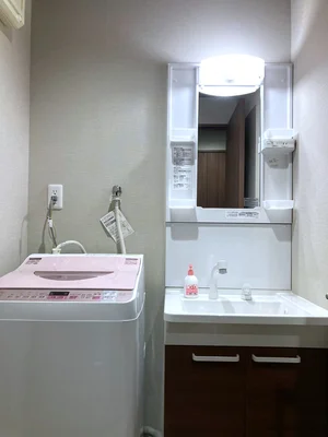 独立洗面台付きで朝自宅やお風呂上りにも便利！　洗濯機ありで毎日洗濯できて清潔に♪