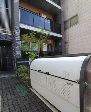 敷地内ゴミ捨て場あり！　時間なくて急いでいる時も便利で楽々ごみ捨て！