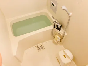 バストイレは別♪バスルームには風呂桶・風呂イス・風呂用洗剤・スポンジをご用意しておりますのでぜひご活用ください！