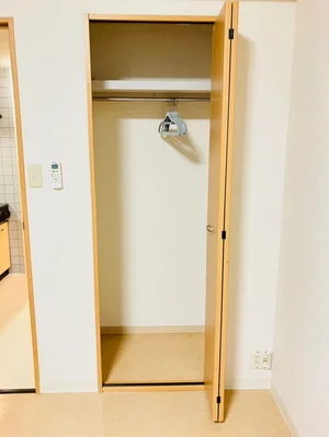 収納スペースも広く、長期滞在でも安心！！嬉しいポール付☆☆