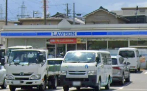 ローソン 港区役所駅前店まで徒歩11分、750m