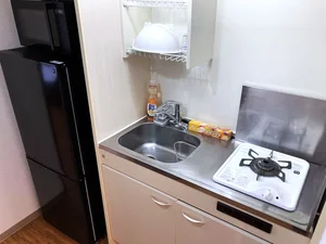 システムキッチン　ガスコンロ付き　料理も可能で　長期宿泊可能！