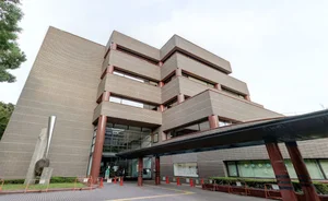 愛知県図書館まで車で５分、1.3ｋｍ