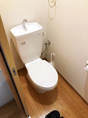 トイレ　清掃道具まであり！