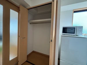 収納スペースも広く、長期滞在でも安心！！嬉しいポール付☆☆