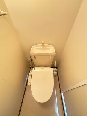 ウォシュレットつきのトイレです。老若男女皆様に安心してご利用いただけますね☆トイレにもトイレ用洗剤とトイレ用ブラシをご用意しておりますので長期ご利用の場合の気になる汚れなどもお掃除して頂けます＾