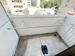 洗濯竿・スリッパ備え付☆入居中洗濯もできるので、コインランドリーに行かなくても大丈夫☆☆