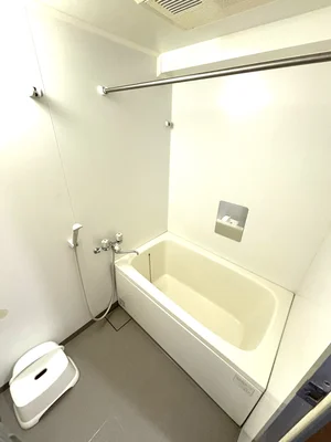バストイレは別♪バスルームには風呂桶・風呂イス・風呂用洗剤・スポンジをご用意しておりますのでぜひご活用ください！浴室乾燥機付！