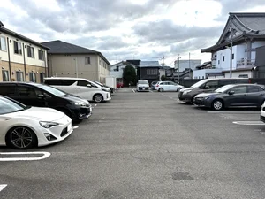 駐車場は広くて停めやすいです♪