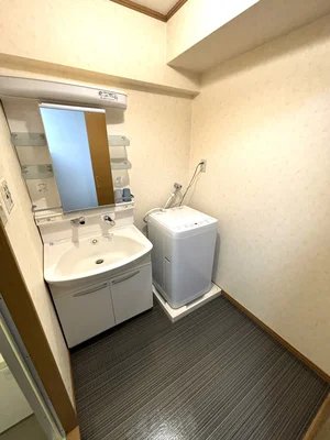 嬉しい独立洗面台付★☆忙しい朝でも余裕をもって身だしなみが整えることができます♪