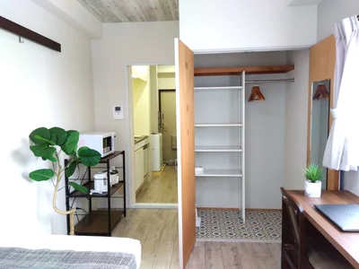 【最上階角部屋🏢JR大久保駅徒歩5分🚃】明るく開放的な室内！駅前イオン至近で生活利便性抜群の1K✨【M006】　