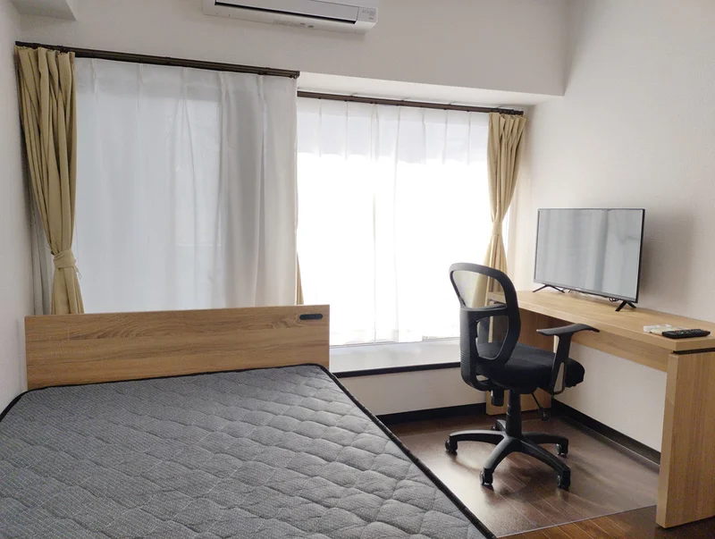 写真はお部屋のイメージです。ラグなどの室内装飾はございません。