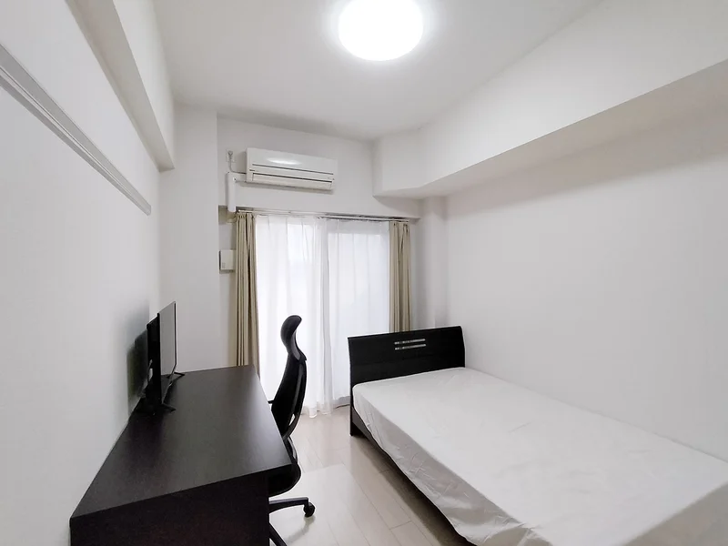 写真はお部屋のイメージです。ラグなどの室内装飾はございません。