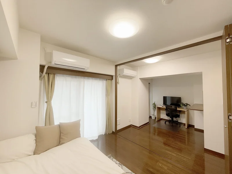写真はお部屋のイメージです。ラグなどの室内装飾はございません。