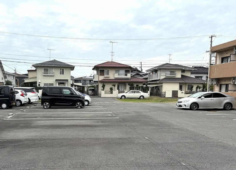 駐車場も完備☆駐車場が広いので、止めやすい場所となっております♪