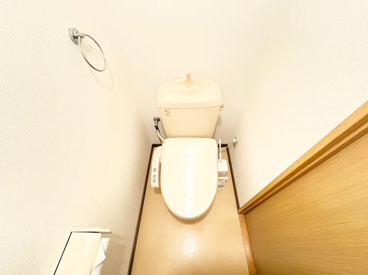 ウォシュレットつきのトイレです。老若男女皆様に安心してご利用いただけますね☆トイレにもトイレ用洗剤とトイレ用ブラシをご用意しておりますので長期ご利用の場合の気になる汚れなどもお掃除して頂けます＾＾